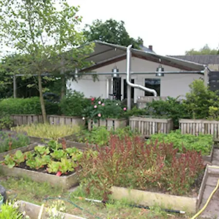 Garden House, Private With Wifi And Free Parking For 1 Car *